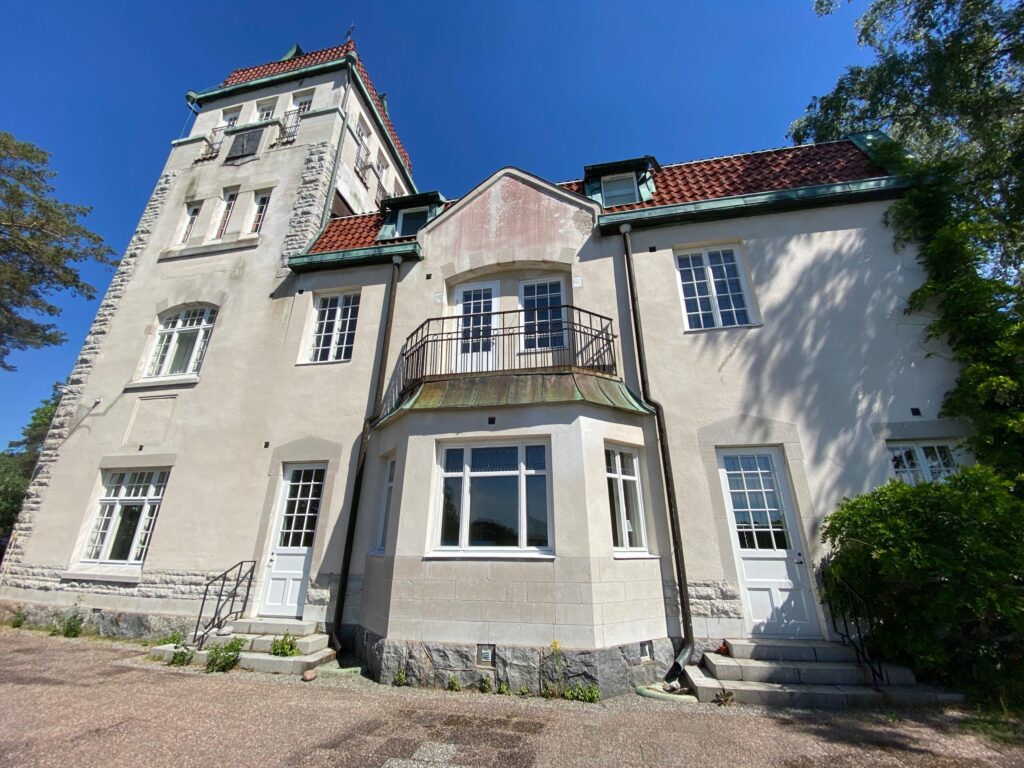 Fasadrenovering samt balkongrenovering.